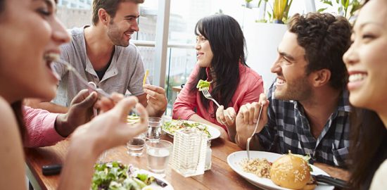 食事を一緒を楽しむ人々